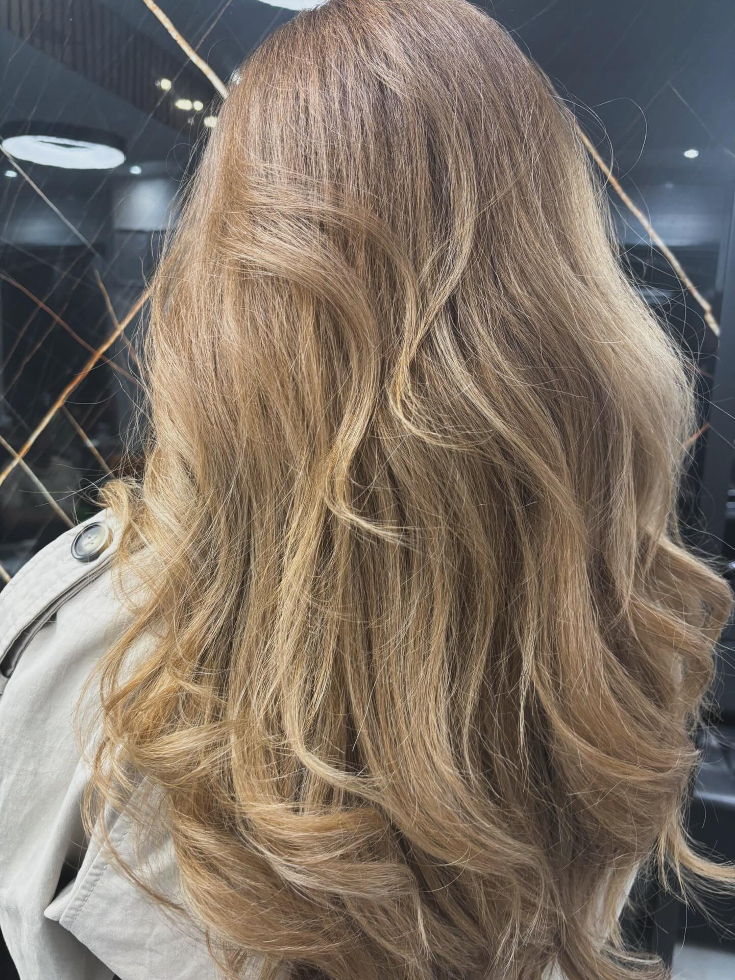 Balayage na dugoj kosi u mekim valovima, Frizerski studio Shine Ivanja Reka
