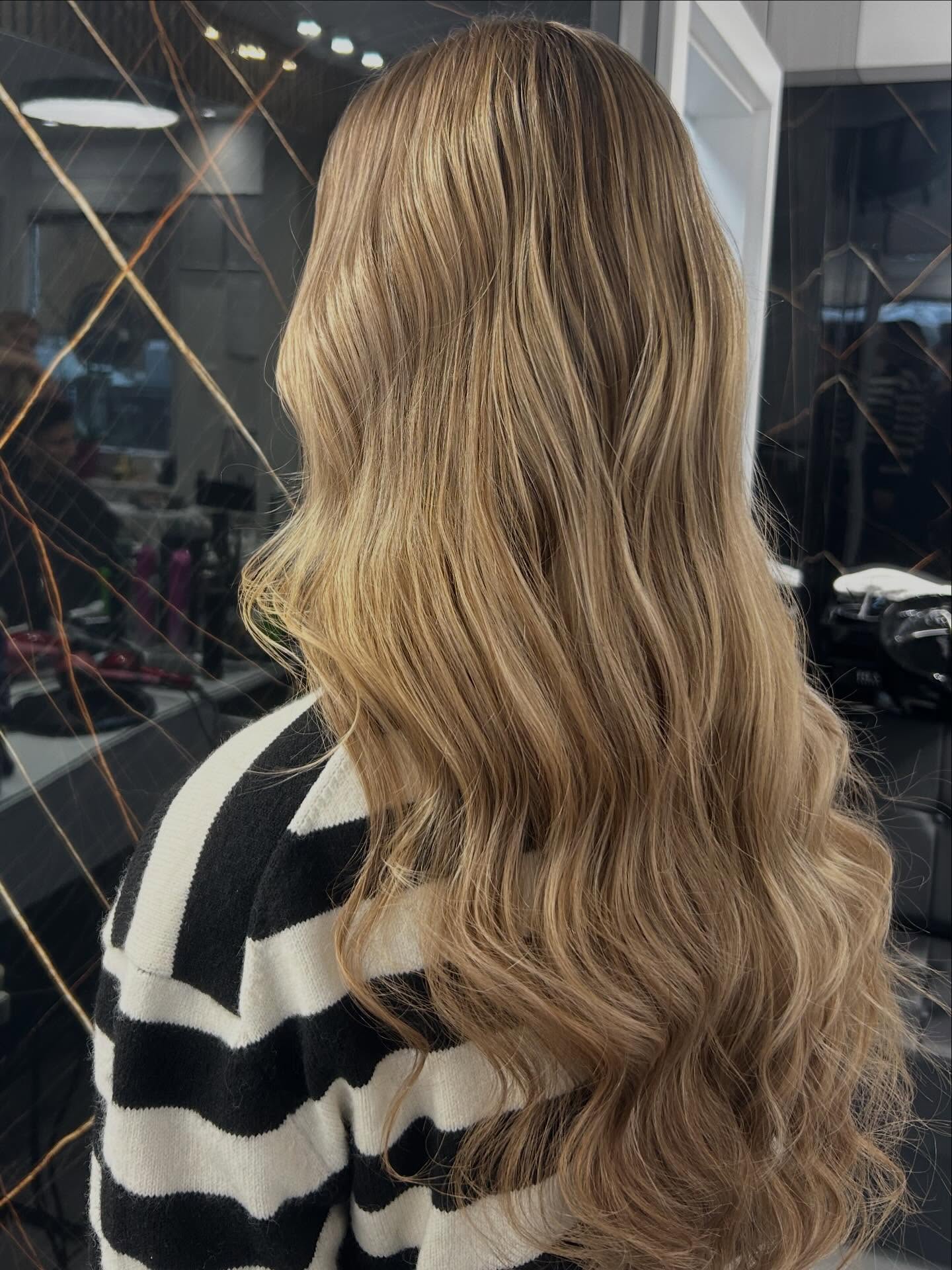 Balayage s toplim plavim prijelazom na dugoj kosi